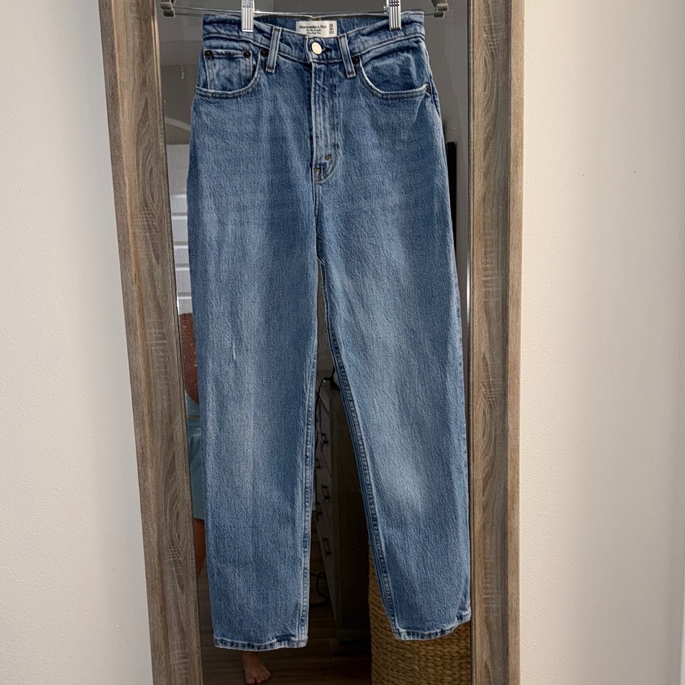 Abercrombie & Fitch
The ’90s Straight Ultra High Rise
Size 25 •(0X Short)